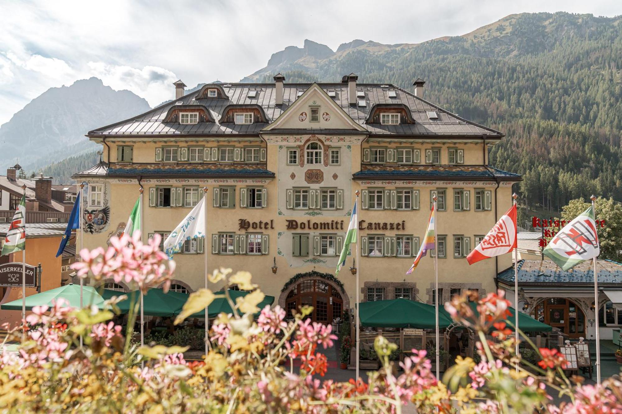 Hotel Dolomiti Schloss Canazei Exterior foto