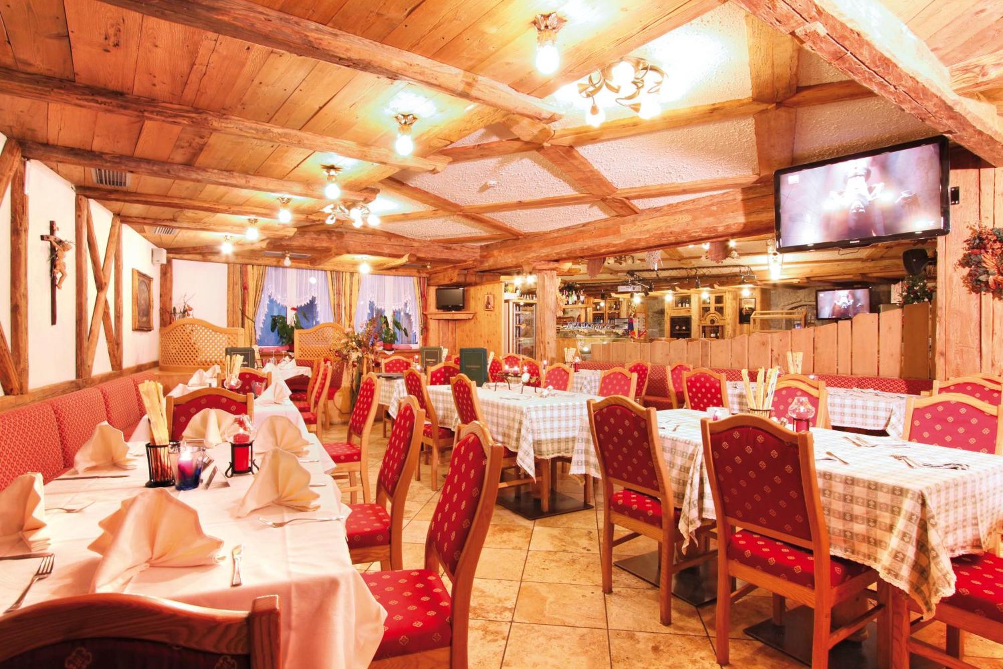 Hotel Dolomiti Schloss Canazei Exterior foto