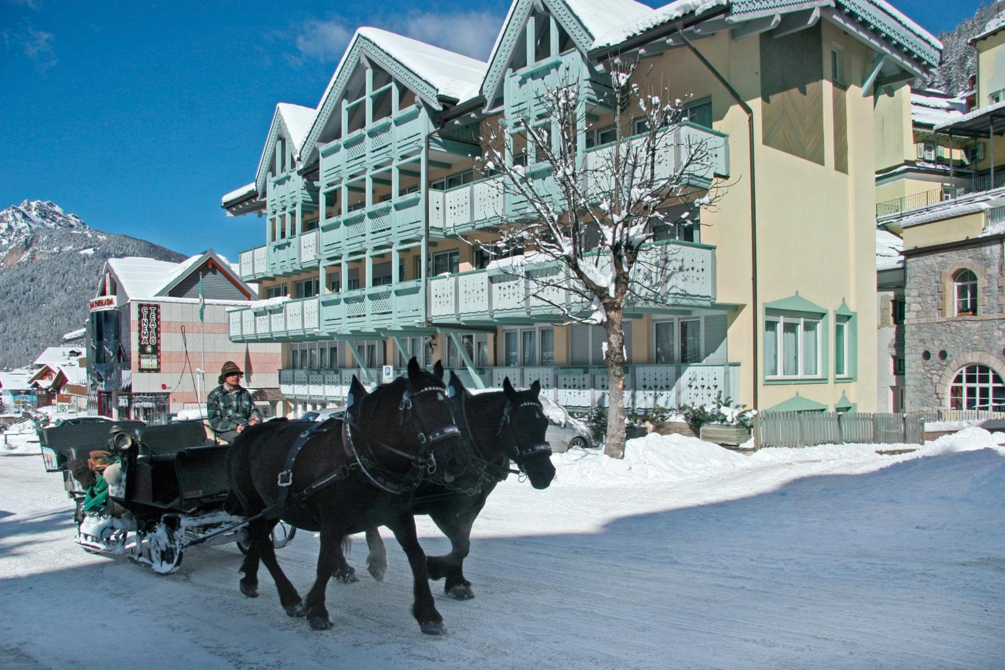 Hotel Dolomiti Schloss Canazei Exterior foto