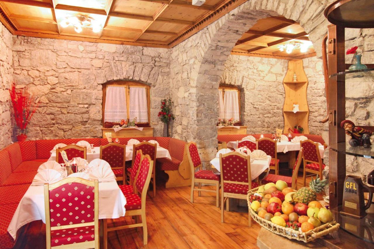 Hotel Dolomiti Schloss Canazei Exterior foto